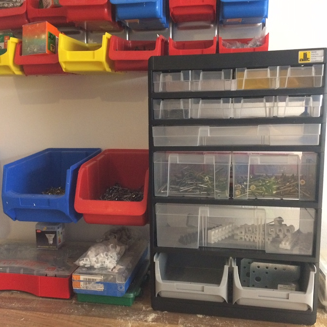 Wandleisten mit Sicherlagerboxen.