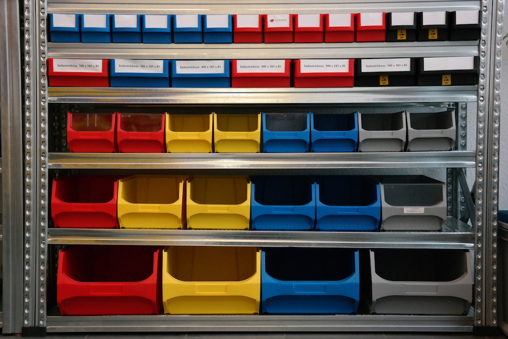 Regalsystem mit Industrieboxen.