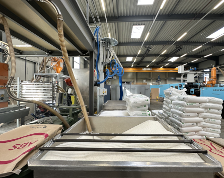 Kunststoffgranulat wird eingesaugt