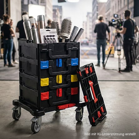 Gestapelte und mit Friseurprodukten befüllte metaBOXen auf Transportroller, daneben eine HybridPLATE
