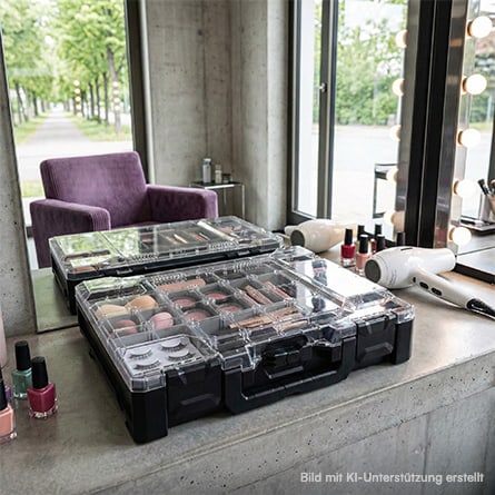 Geschlossene metaBOX mit durchsichtigem Deckel, befüllt mit Make-up, liegt auf einem Tisch im Friseursalon