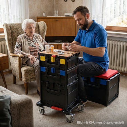 Eine Pflegeperson sortiert auf einer metaBOX mit metaSEAT auf einer metaBOX mit metaDESK Medikamente für eine alte Frau