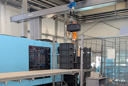 Entnahme Kunststoffboxen durch Roboter