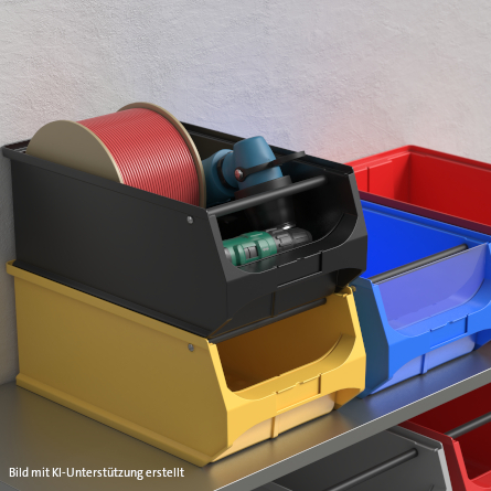 Befüllte ESD-Sichtlagerbox auf einem Stapel bunter Sichtlagerboxen